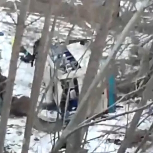 突发！河南汝州一客车侧翻坠入深沟 多名学生受伤