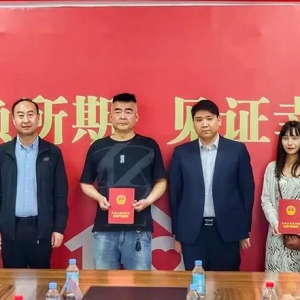 交房即发证！业主真高兴！