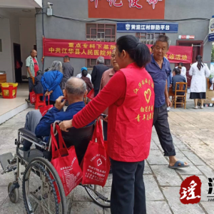 白芒营镇：关爱老年人，协助免费做体检志愿服务活动