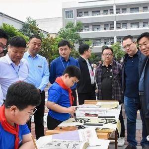 河南省中小学书法教育示范校、实验校观摩团莅临我市观摩交流