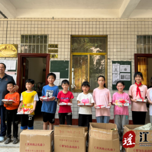 江华湘江乡：“书”送新知识 书香满校园