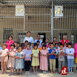 江华大石桥乡：爱心书包送学生，共筑童心伴成长