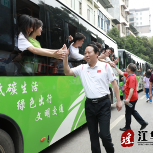 段贵建为高考学子送考并巡视高考考务工作