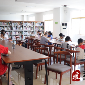 江华：图书馆里觅清凉 学习避暑两不误