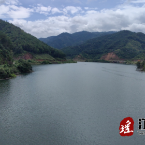 江华及时清理涔天河流域国控水口镇黄沙村水质监测断面洪渣