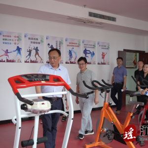 市总工会来江华调研工人俱乐部并慰问园区企业职工