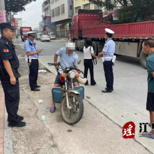 江华涛圩镇联合交警、巡警开展“一盔一带”整治行动