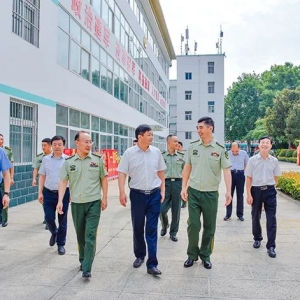 市领导开展“八一”慰问活动