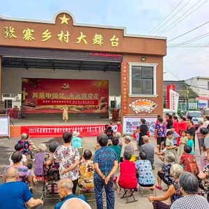 夜幕降临，汝州这村消暑纳凉的村民会自发去往不同的地方……