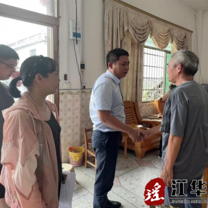 何开银到河路口镇督导“五防”重点工作和开展“八一”走访慰问