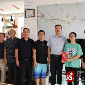 吴军臣走访慰问优秀大学新生