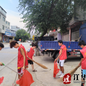 江华大石桥乡：返乡大学生开展“安全出行，文明常在”交通文明劝导活动