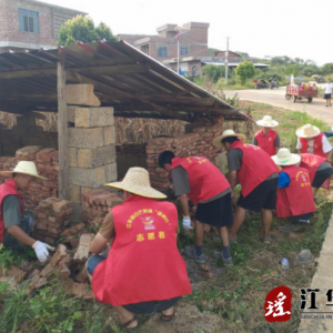 江华白芒营镇：志愿者帮修鹅圈 留守老人乐开颜