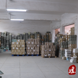 江华：备教材 迎开学