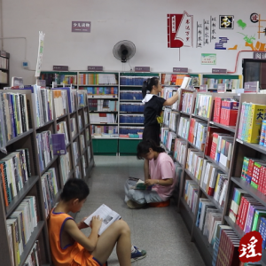 江华：选图书 购文具 迎开学
