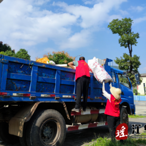 江华水口镇：开展“清除草地垃圾 美化家园环境”志愿服务活动