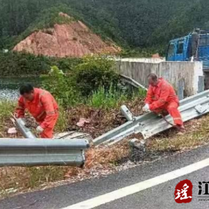 江华公路建设养护中心：护栏修复保安全