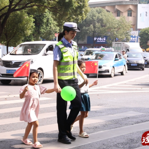 江华公安局交警大队：温情执法 保障“双节”畅通