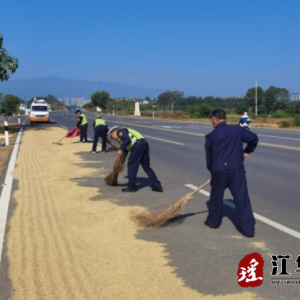 江华交通运输局：庆丰收保畅通 清理占道晒粮除隐患