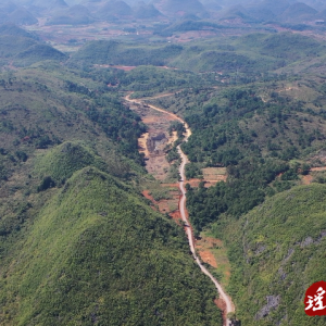 江华涛圩镇石头寨村：齐心修建产业路 乡村振兴迈大步
