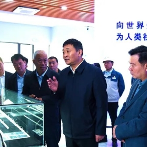 韩春晓带队到安彩高科参观考察