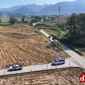 江华公安局交警大队：道路晒粮动态巡查