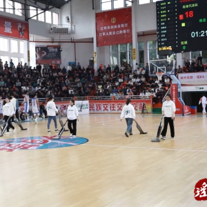 江华：“瑶BA”赛场洗拖吸一体机“江华造”