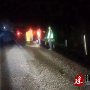 江华公路建设养护中心：及时处理路面 油污 保障道路安全畅通
