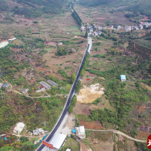 江华：道路“白改黑” 铺就“幸福路”