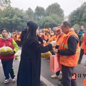江华职中“茶咖社“社团开展暖心实践活动，为环卫工人送去冬日温暖