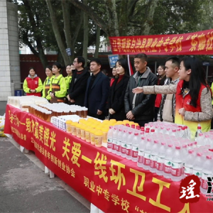 江华：寒冬送爱心 温暖环卫人