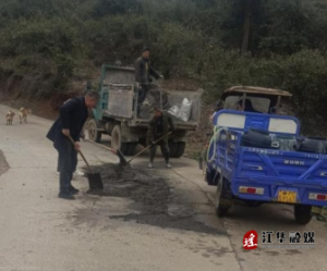 江华桥市乡：迅速响应修复坑洼路段，确保村民春节安全出行