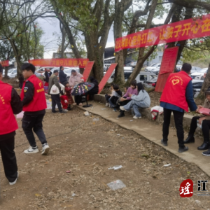 江华涛圩镇：篮球赛场宣传“利剑护蕾”