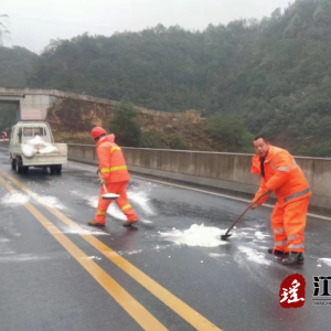 江华公路建设养护中心：战冰雪 保路畅 护平安