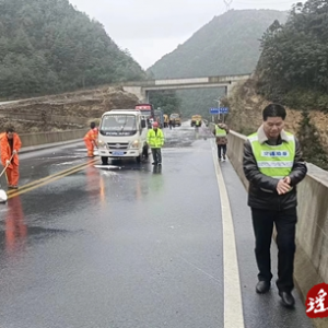 江华小圩壮族乡：清理路面安全隐患 确保道路安全畅通