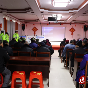 江华公安局交警大队：“警”记雷锋精神 关爱老人出行