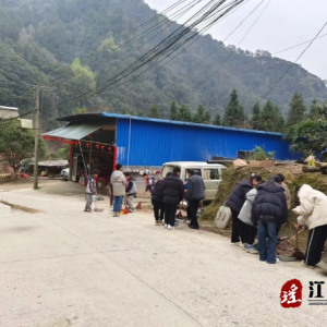 江华湘江乡：齐当“活雷锋” 净化乡街道