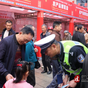 江华交警深入开展“一老一小”道路交通安全宣传