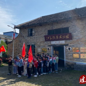 江华大石桥乡：清明祭英烈 “马灯”励童心