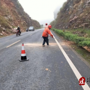 江华：暴雨袭来 出行受阻 一线工作人员及时清障获好评