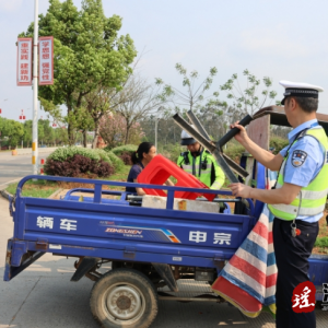 江华公安局交警大队：占道经营危害大 交警处置除隐患