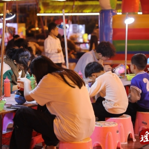 江华：浓浓“烟火气” 点亮“夜经济”