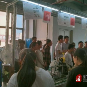 江华大圩镇：将求职者送到工厂车间