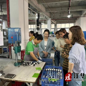 江华涔天河镇：送工入企促就业