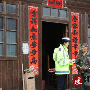 江华交警走进“大瑶山”开展敲门行动