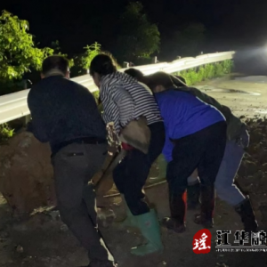 江华民政局：众擎易举 干群协力 石丰村尽力抢通滑坡点