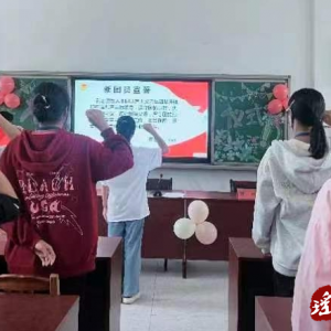 江华小圩中学举行新团员入团仪式