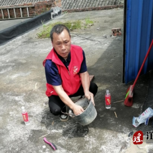 江华涔天河镇：屋顶补漏见真情 服从志愿献爱心