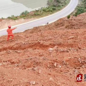 江华公路建立养护中心：播种草籽 稳固边坡